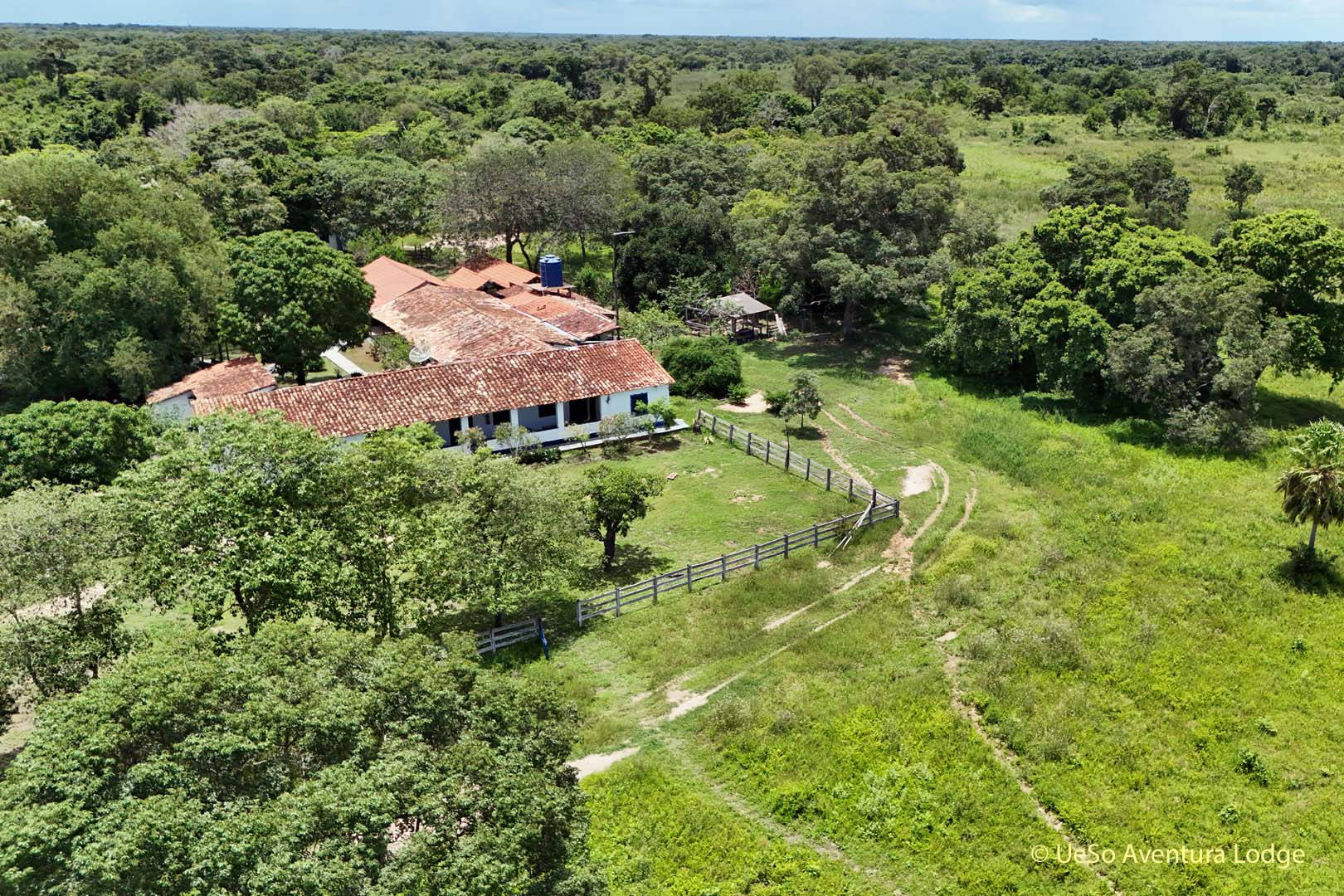 UeSo Aventura Lodge mitten in grüner Vegetation